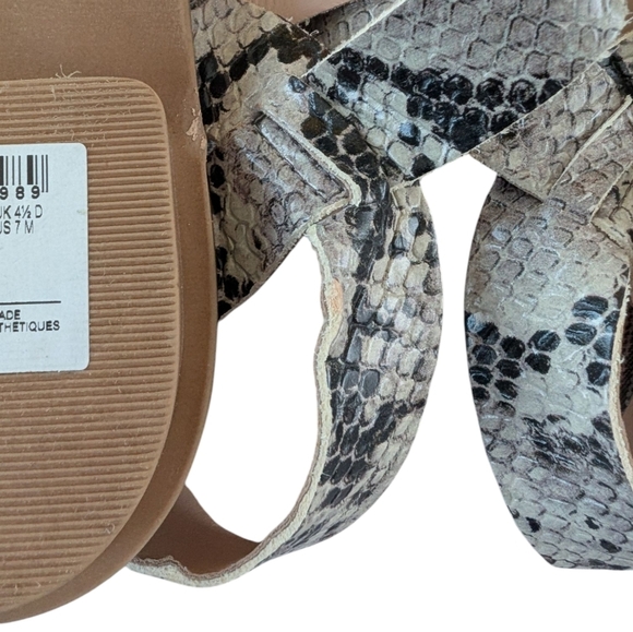 Clarks Women's Snake Print Sandals sz 7 - Picture 4 of 8